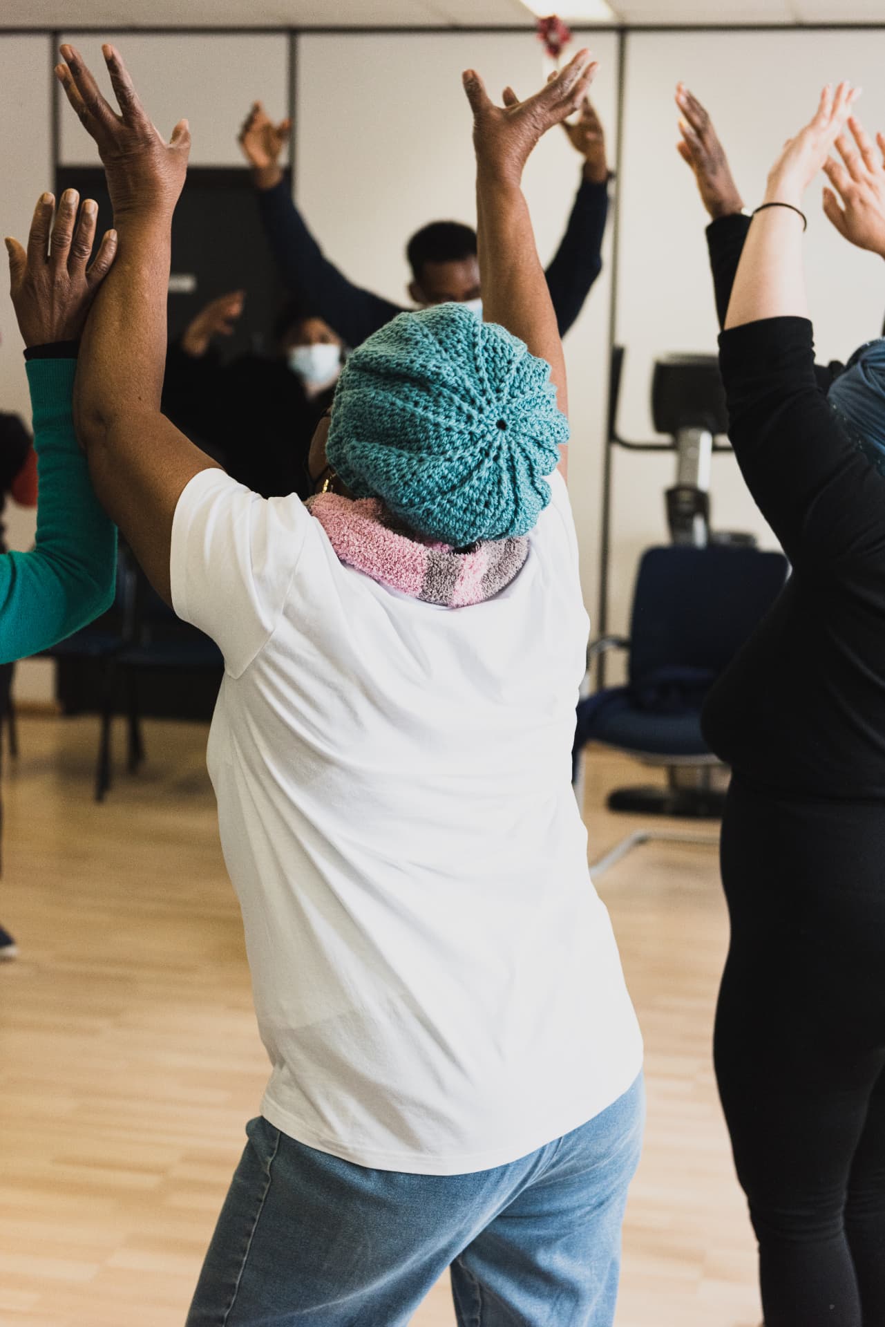 Atelier LOBA : participantes en mouvement, bras levés