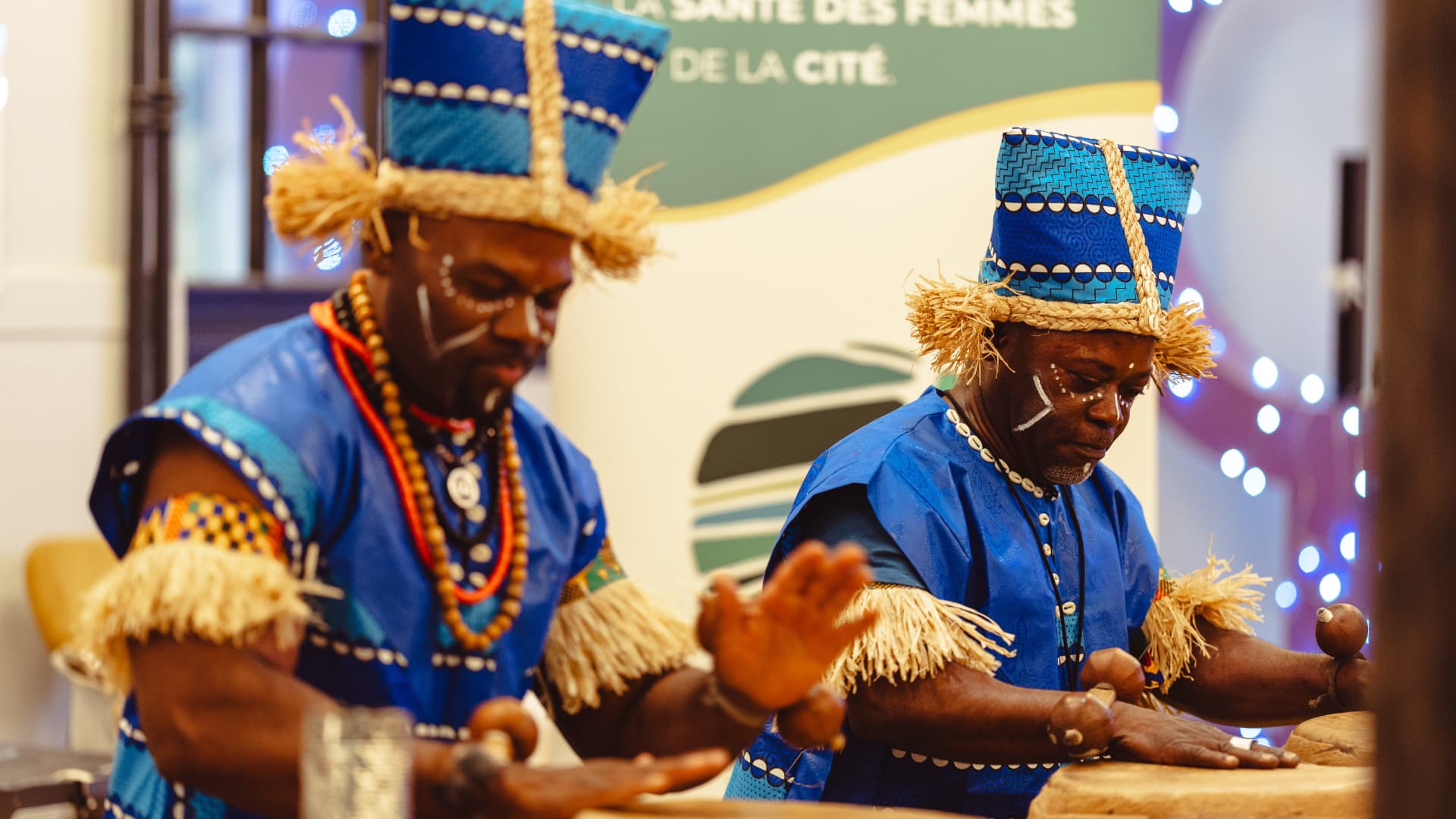 Percussionnistes en tenue traditionnelle lors d’une performance Ngoma